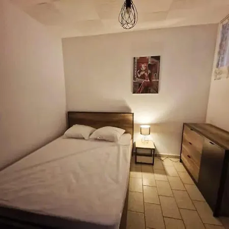 Charming 1 Bedroom In Du Roi Steps From The